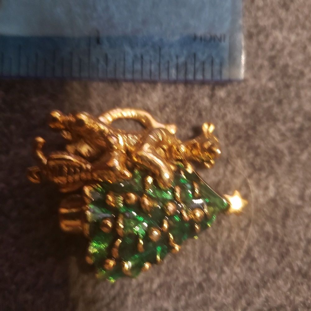 Tigger, piglet, Christmas pin